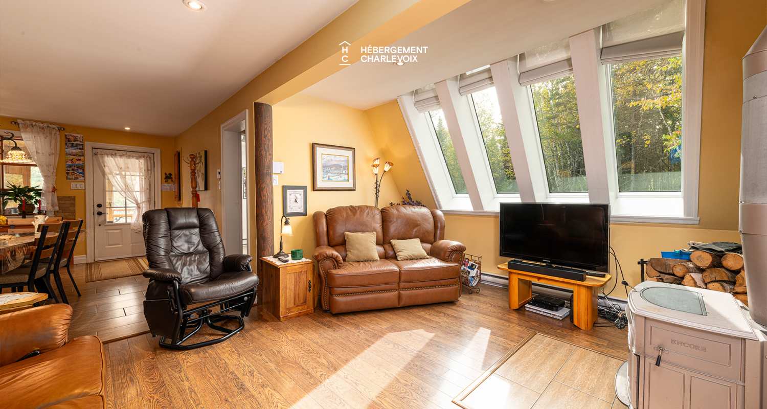 MON-71 - A bucolic garden with an outdoor sauna