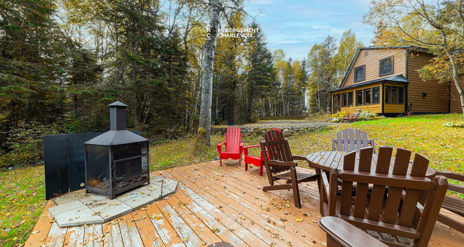 MON-71 - A bucolic garden with an outdoor sauna