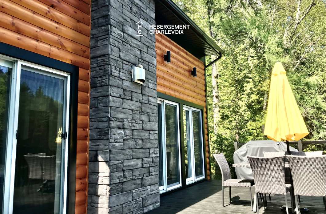 NAF-256 - Chalet sur le bord d'un lac avec sentier, cascade et étang