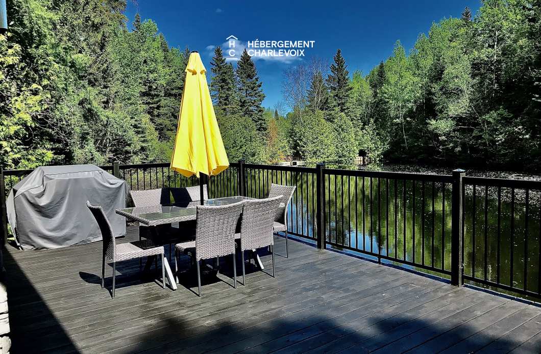 NAF-256 - Chalet sur le bord d'un lac avec sentier, cascade et étang