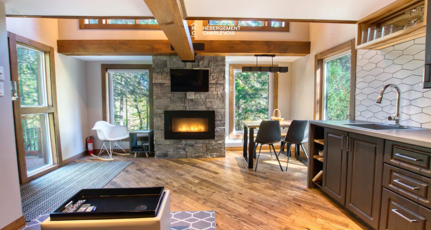 NIF-256 - Cottage on the edge of a lake with trail, waterfall and pond