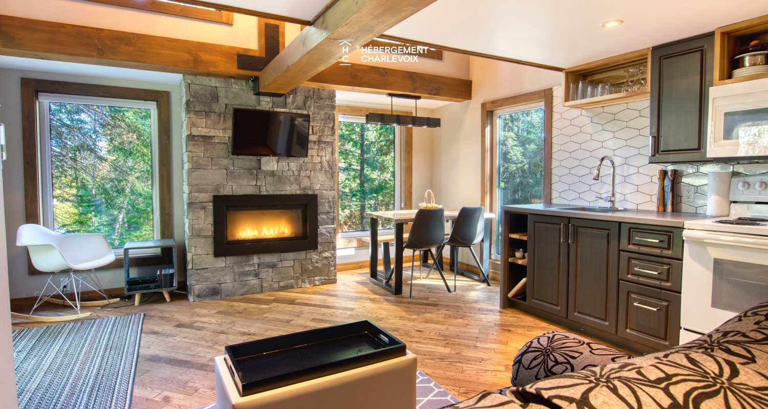 NIF-256 - Cottage on the edge of a lake with trail, waterfall and pond