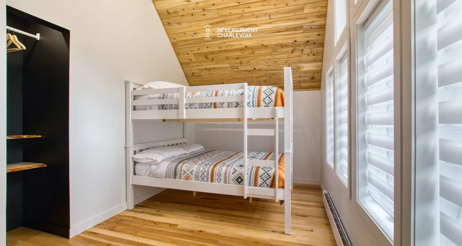 NOUF-256 - Cottage on the edge of a lake with trail, waterfall and pond