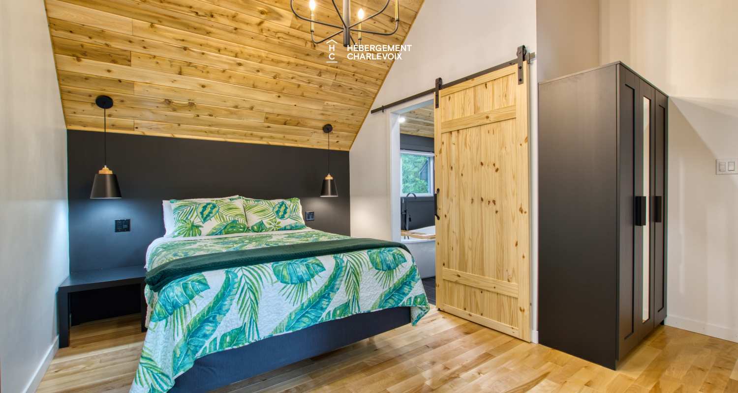 NOUF-256 - Cottage on the edge of a lake with trail, waterfall and pond