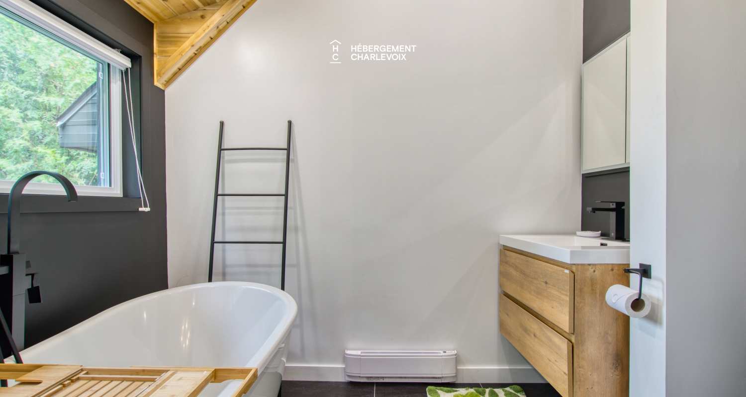 NOUF-256 - Cottage on the edge of a lake with trail, waterfall and pond