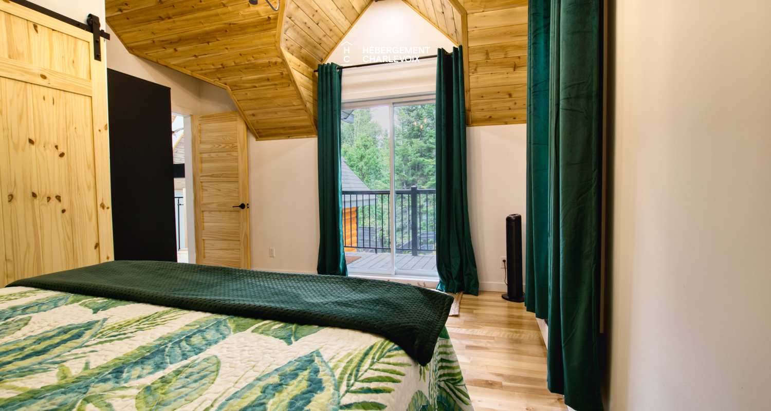 NOUF-256 - Cottage on the edge of a lake with trail, waterfall and pond