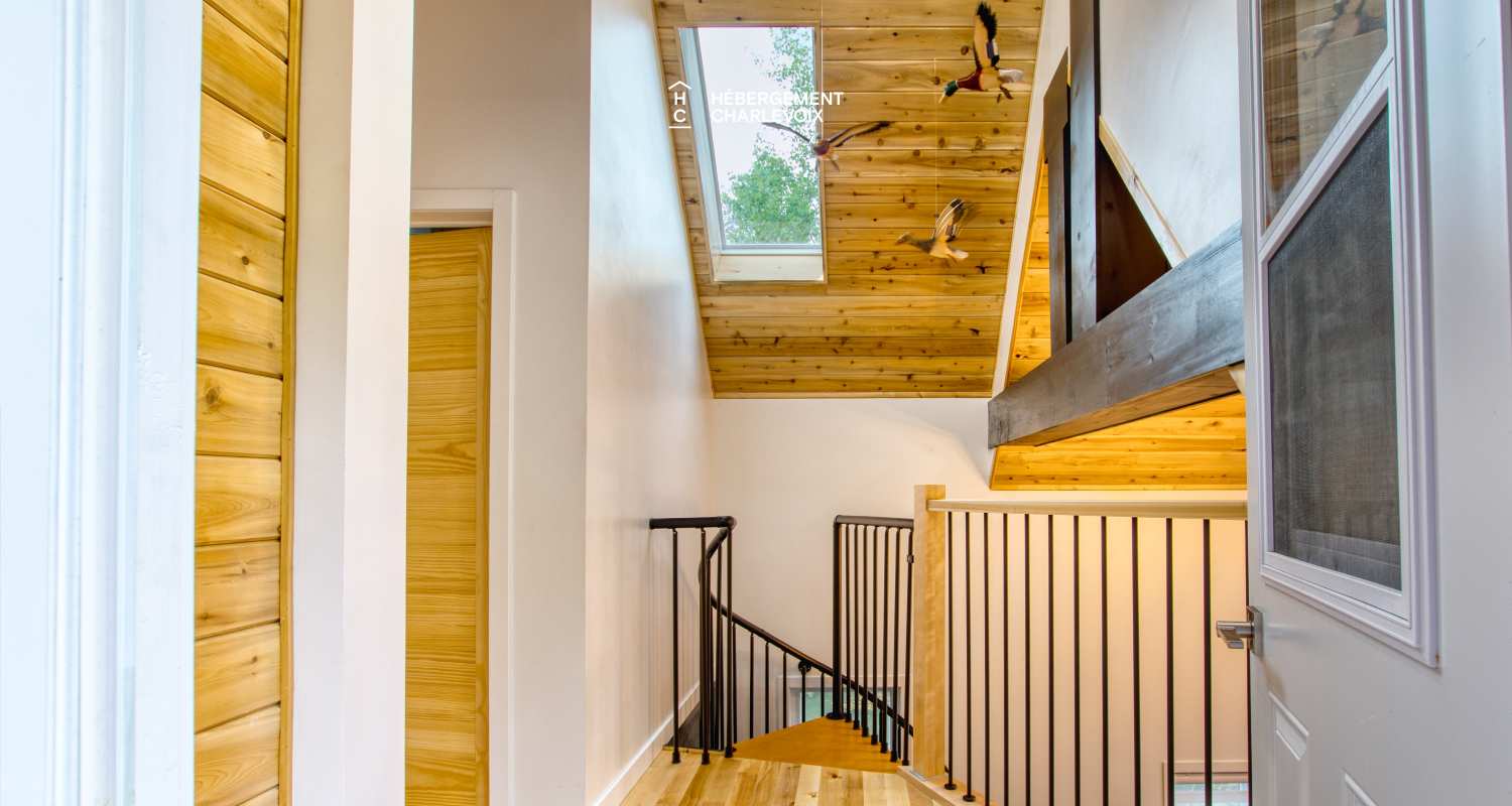 NOUF-256 - Cottage on the edge of a lake with trail, waterfall and pond