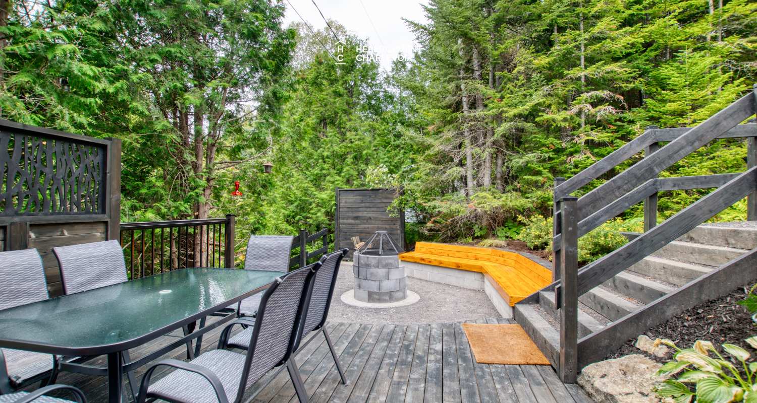 NOUF-256 - Cottage on the edge of a lake with trail, waterfall and pond