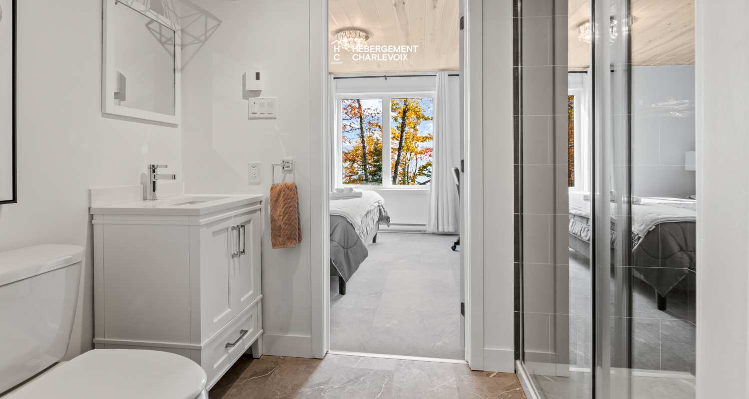 ROC-40 - New chalet with contemporary look with a view of the river!