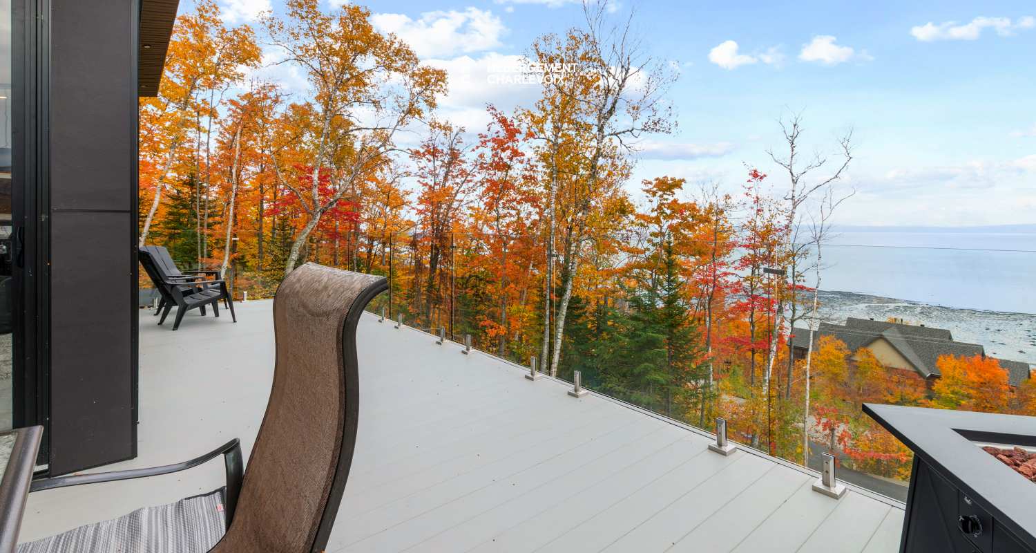 ROC-40 - New chalet with contemporary look with a view of the river!