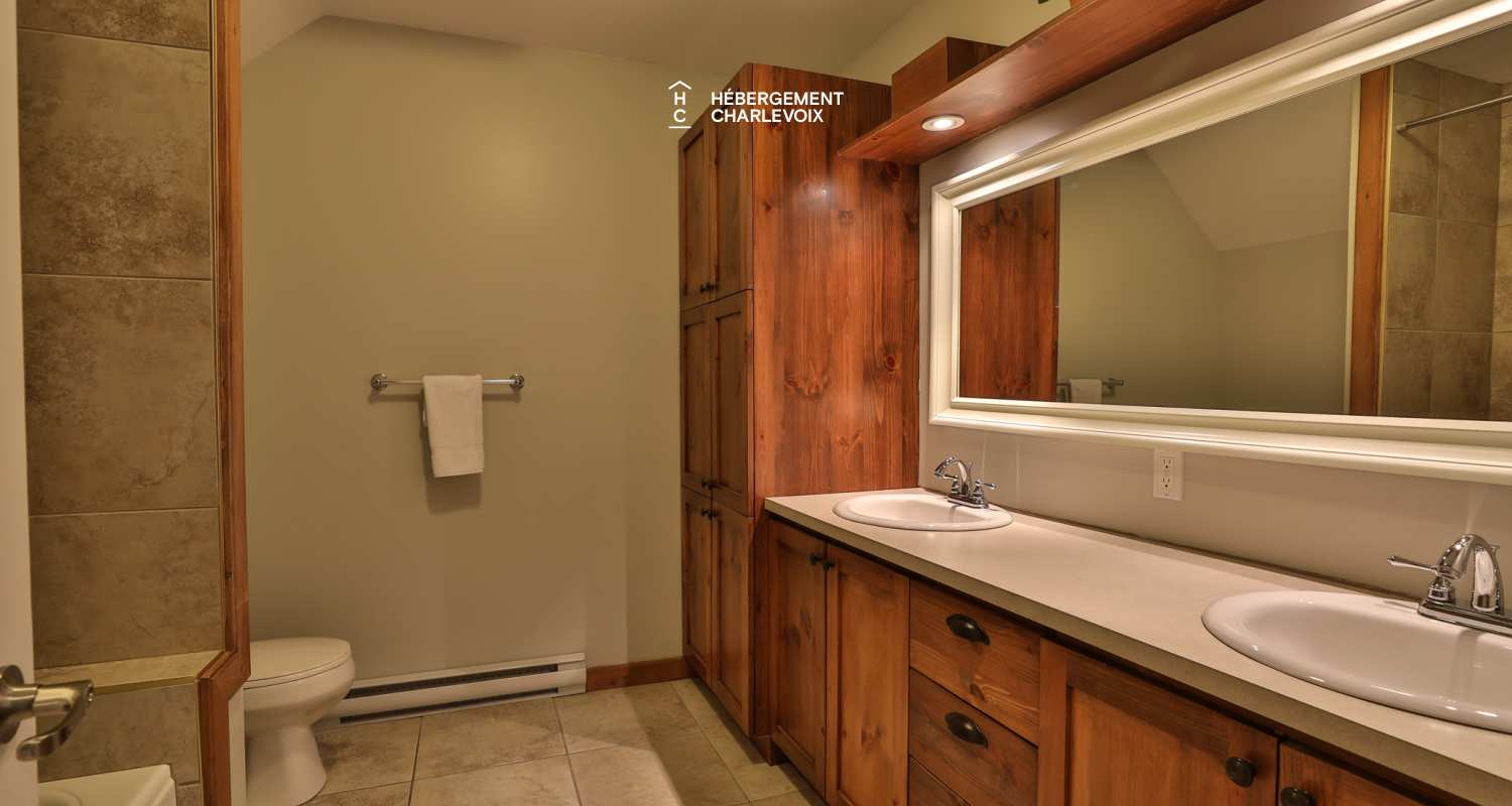 ANO-121B - À 10 minutes du Massif avec vue sur le fleuve St-Laurent!