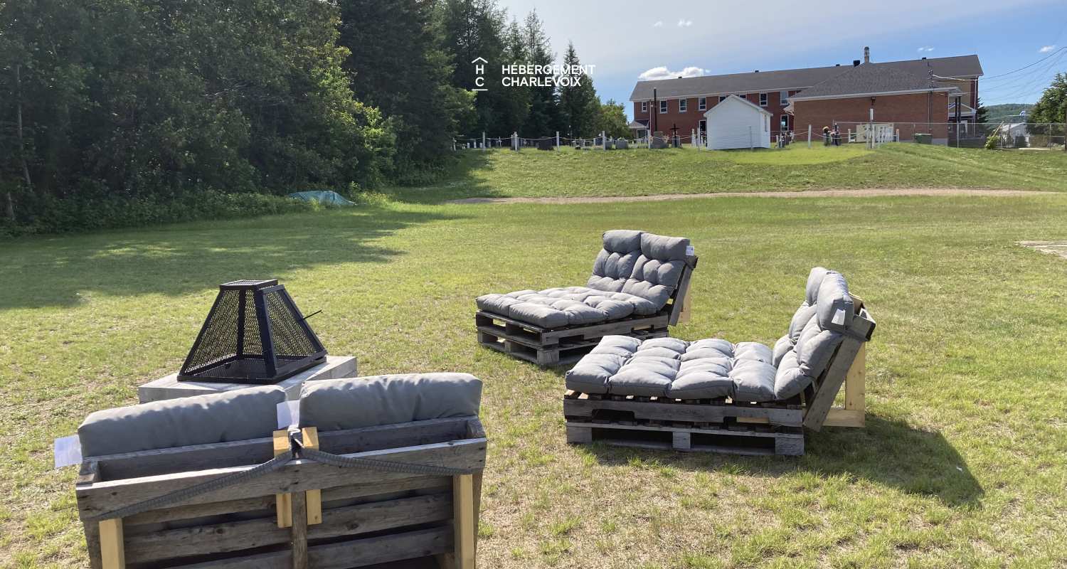 VEN-97 - Bienvenue au presbytère de St-Aimé des Lacs en Charlevoix, à 10 minutes du renommé restaurant le BOOTLEGGER.