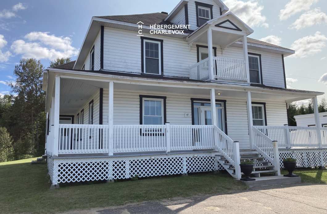 VEN-97 - Bienvenue au presbytère de St-Aimé des Lacs en Charlevoix, à 10 minutes du renommé restaurant le BOOTLEGGER.