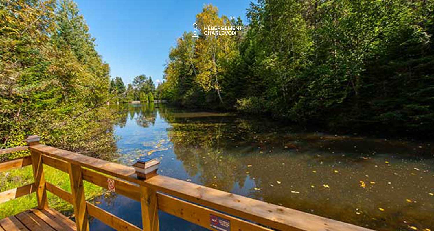 NAF-256 - Cottage on the edge of a lake with trail, waterfall and pond