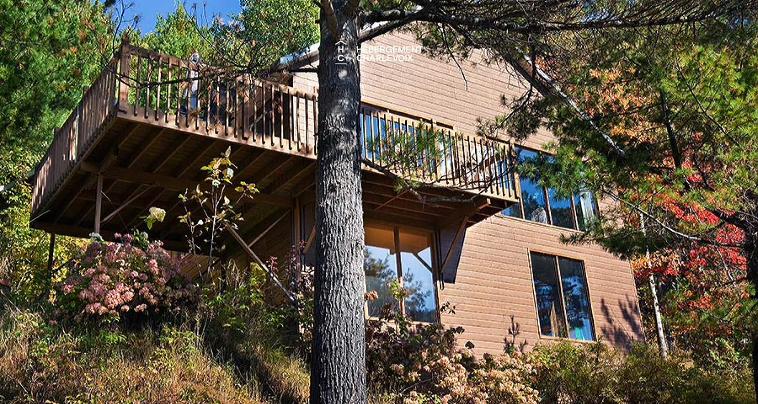 CHU-35 - Un spa accompagné d'une petite cascade d'eau