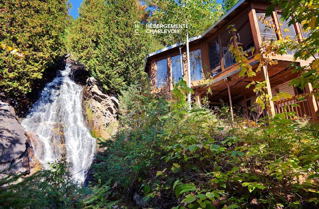 CHU-35 - Un spa accompagné d'une petite cascade d'eau