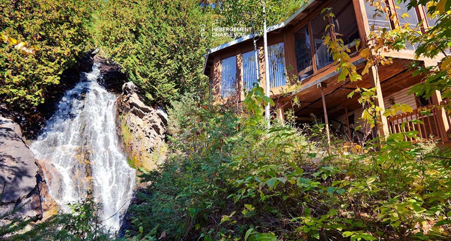 CHU-35 - Un spa accompagné d'une petite cascade d'eau