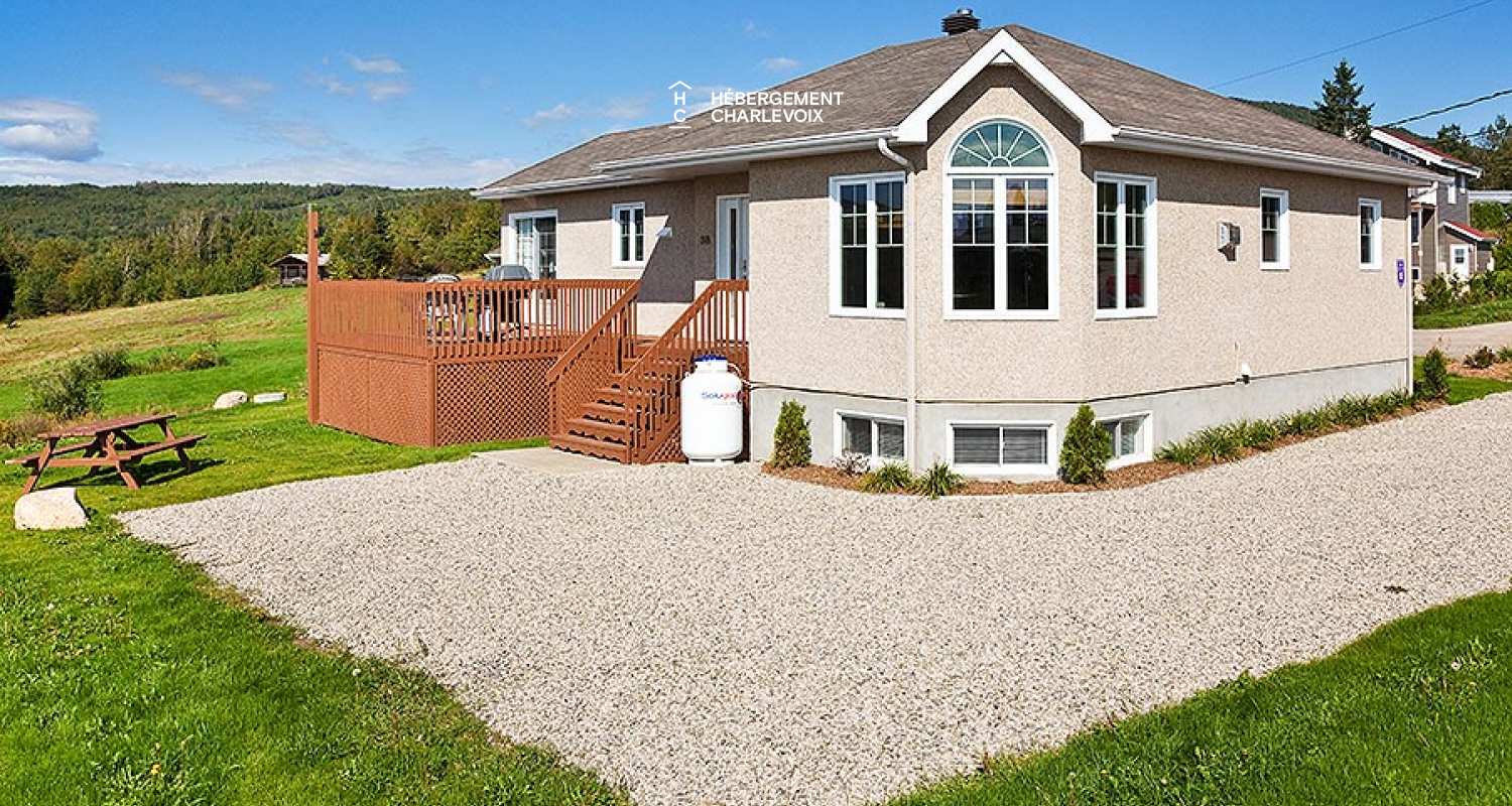 ACC-38 - Chalet à Petite-Rivière-St-François avec spa et vue sur le fleuve et les montagnes.