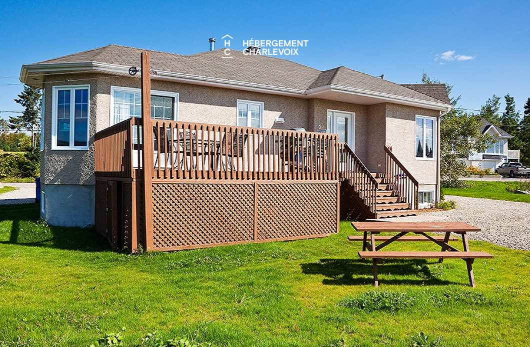 ACC-38 - Chalet à Petite-Rivière-St-François avec spa et vue sur le fleuve et les montagnes.