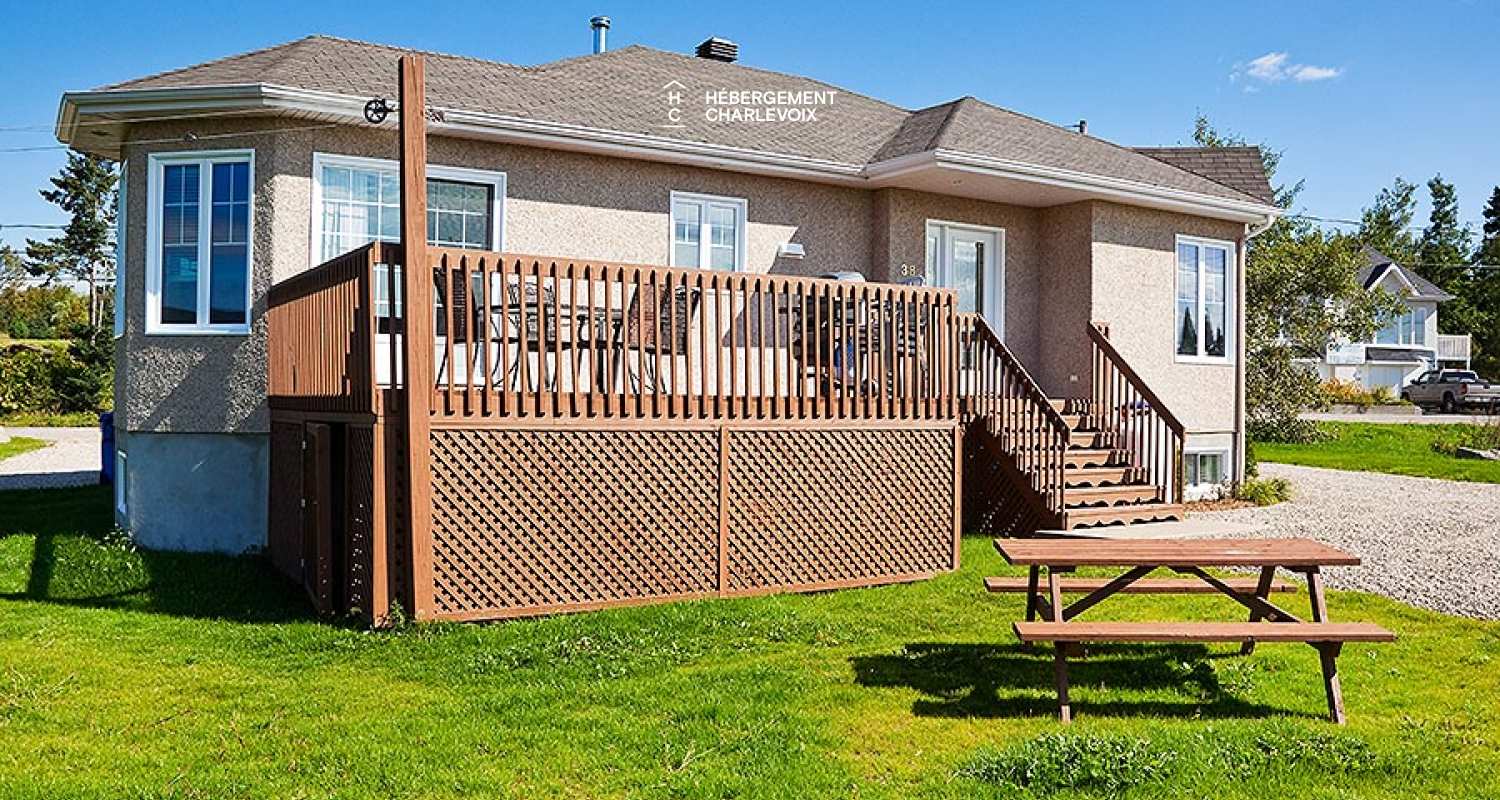ACC-38 - Chalet à Petite-Rivière-St-François avec spa et vue sur le fleuve et les montagnes.