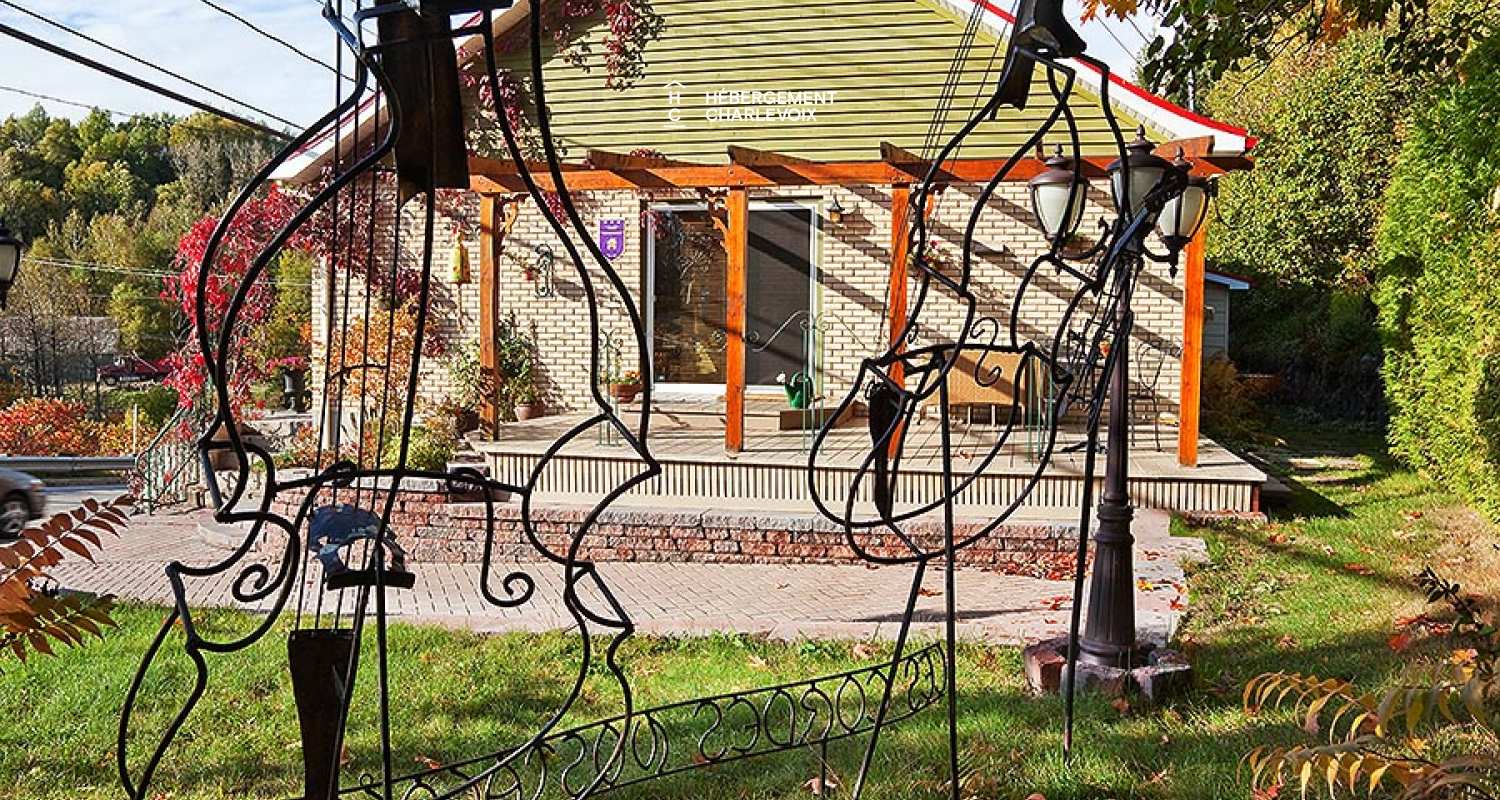 ADE-440 - Résidence confortable à deux pas du fleuve St-Laurent et du Domaine Forget.