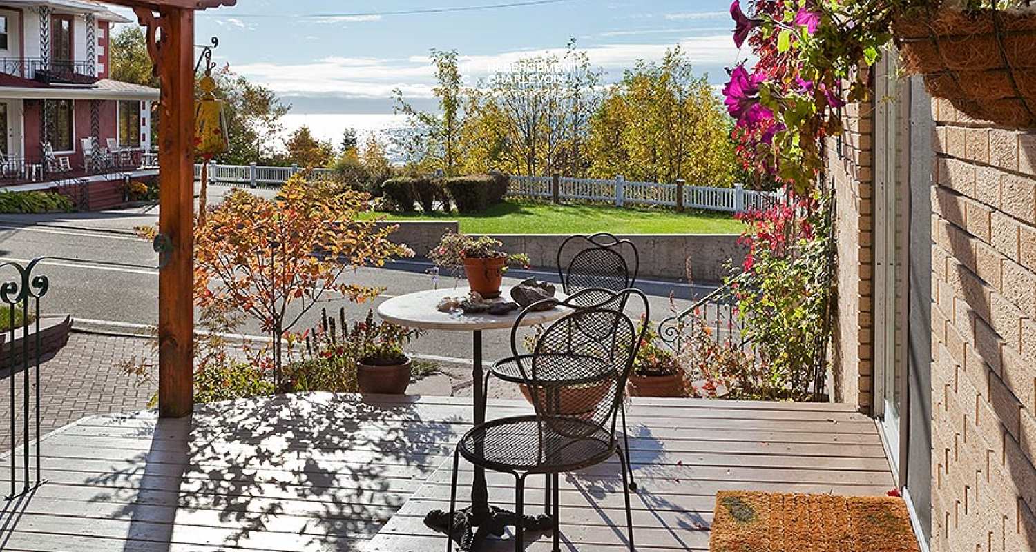 ADE-440 - Résidence confortable à deux pas du fleuve St-Laurent et du Domaine Forget.