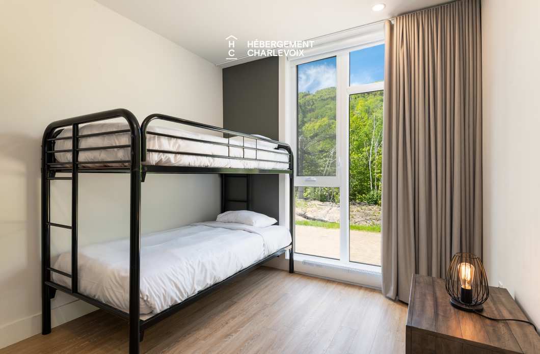 Cache 3 chambres, 1 lit King, 1 lit Queen, 2 lits simples superposés, 1 divan-lit - unité de coin, Rez-de-chaussée - 1 à 8 personnes - Situé à moins 200 mètres du télésiège