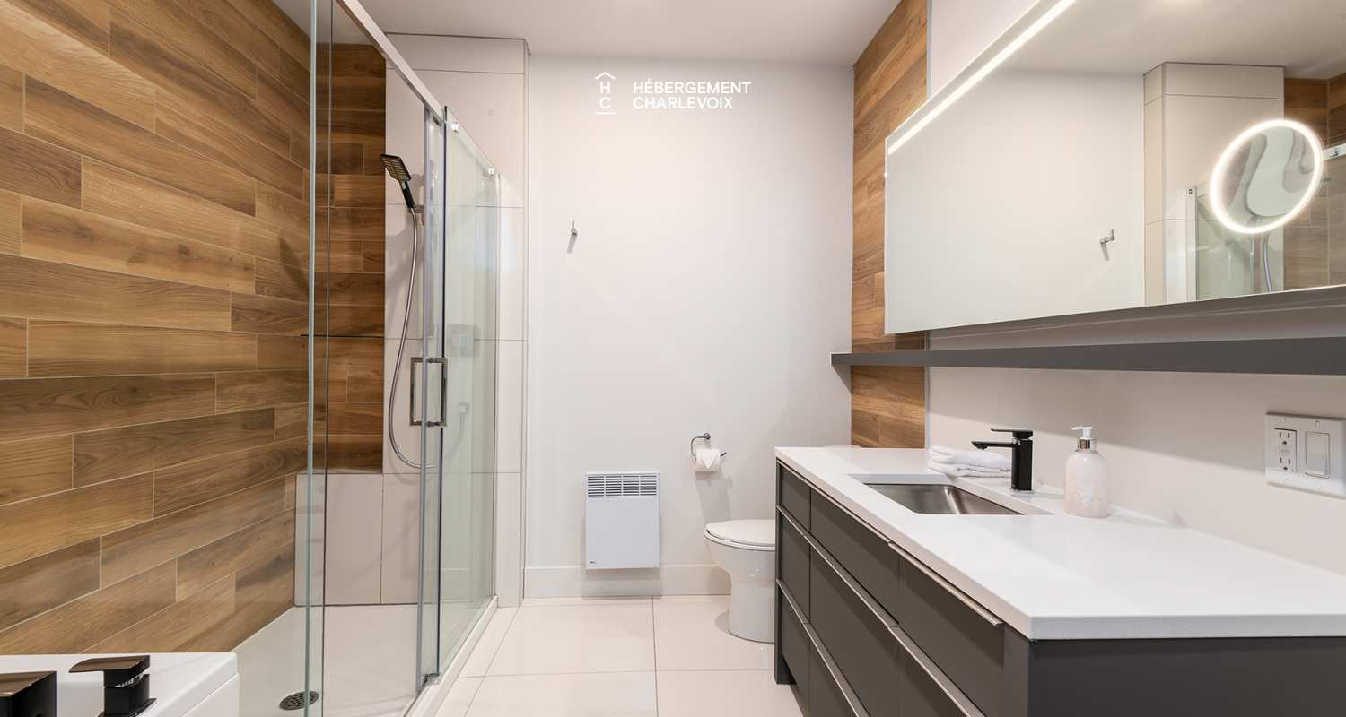 Cache 3 chambres, 1 lit King, 1 lit Queen, 2 lits simples superposés, 1 divan-lit - unité de coin - 1 à 8 personnes - Situé à moins 200 mètres du télésiège