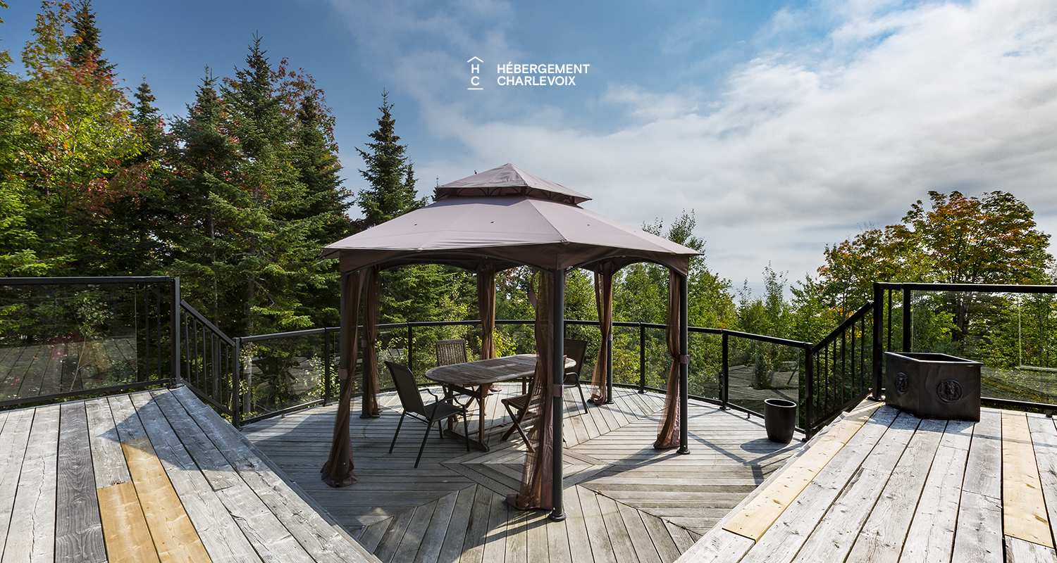 BOI-32 - Subtle marriage of stone and roundwood