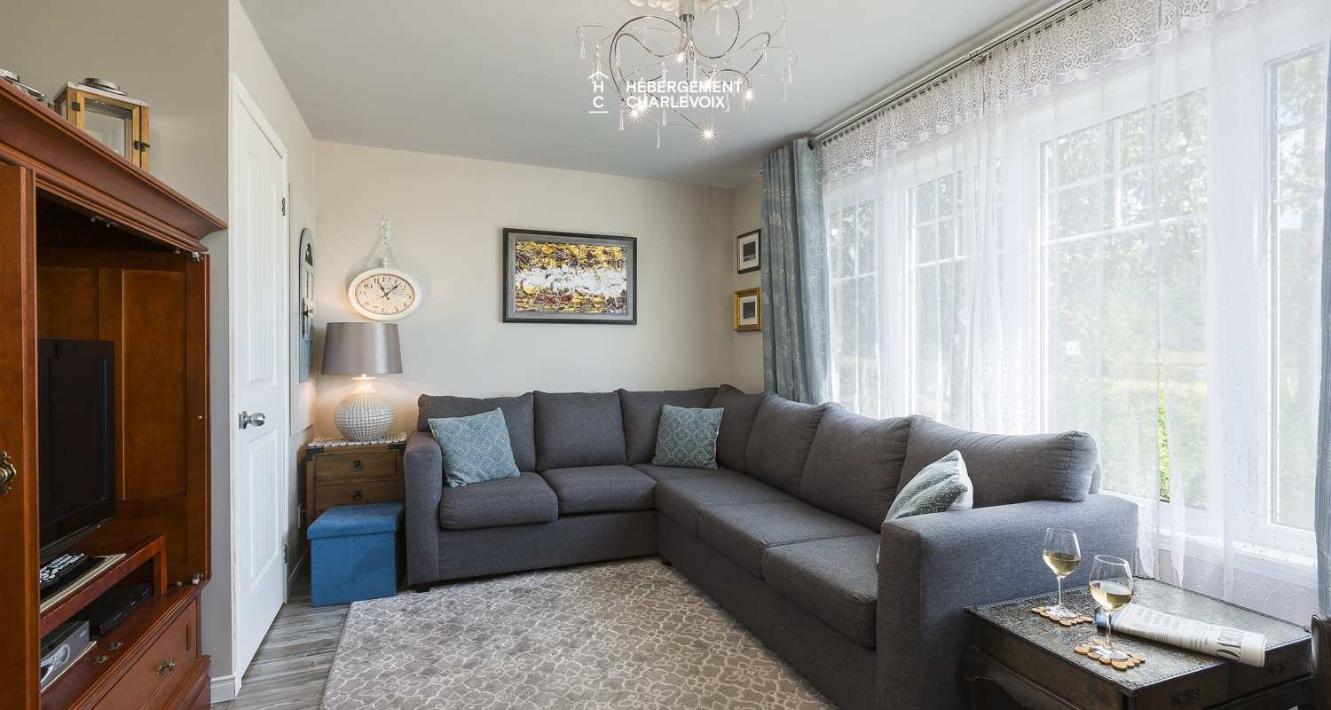 AIR-182 - A few minutes walk from the St. Lawrence River.