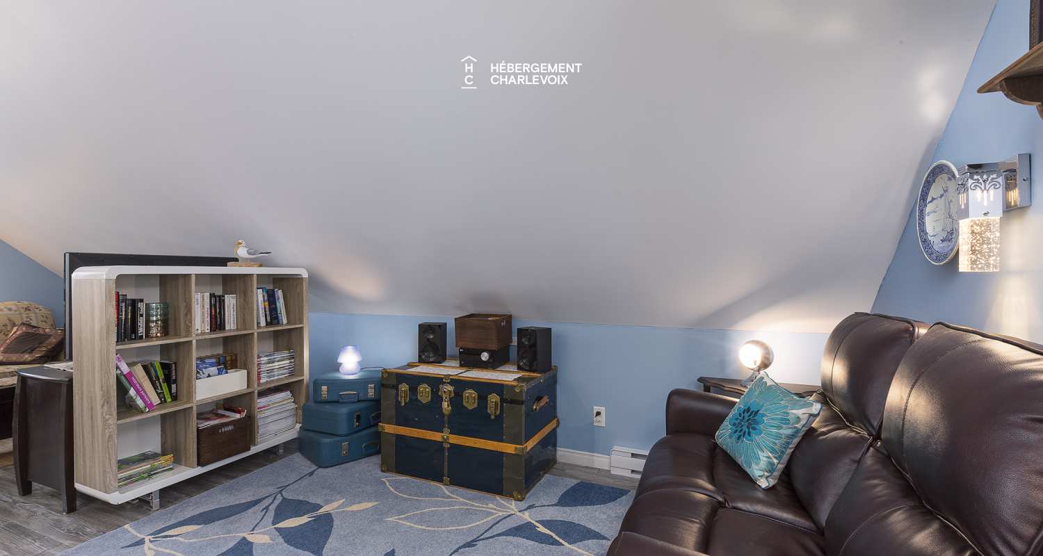 AIR-182 - A few minutes walk from the St. Lawrence River.