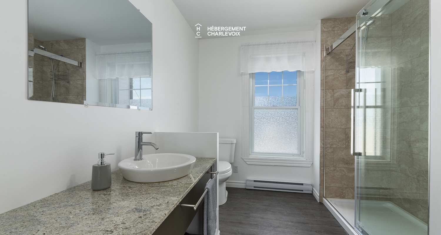 VEN-97 - Bienvenue au presbytère de St-Aimé des Lacs en Charlevoix, à 10 minutes du renommé restaurant le BOOTLEGGER.