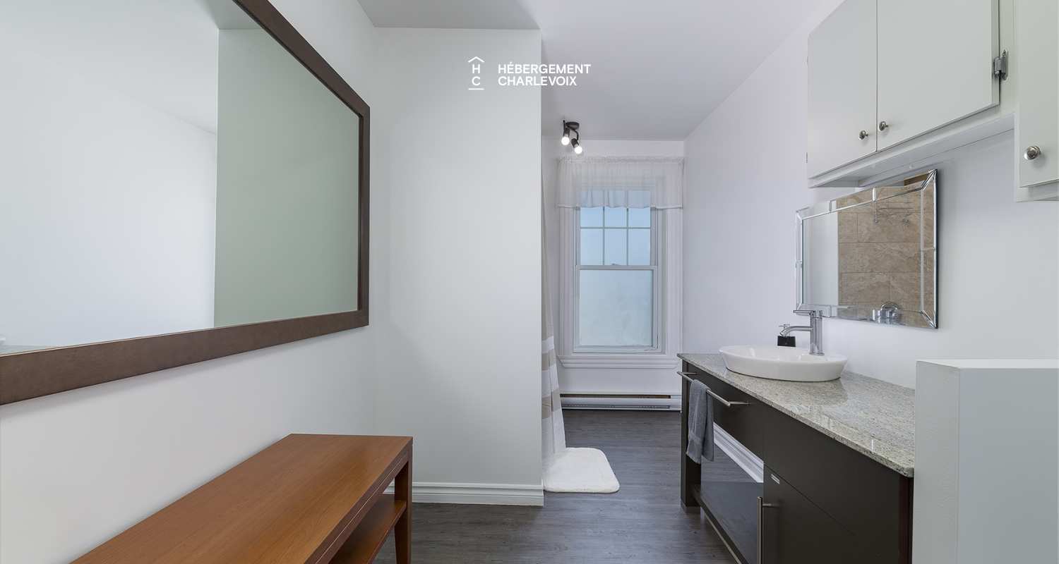 VEN-97 - Bienvenue au presbytère de St-Aimé des Lacs en Charlevoix, à 10 minutes du renommé restaurant le BOOTLEGGER.