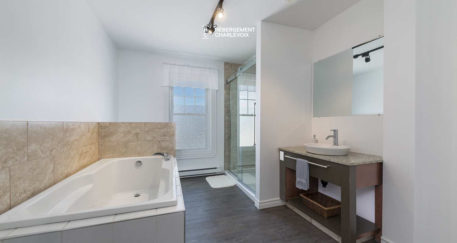 VEN-97 - Bienvenue au presbytère de St-Aimé des Lacs en Charlevoix, à 10 minutes du renommé restaurant le BOOTLEGGER.