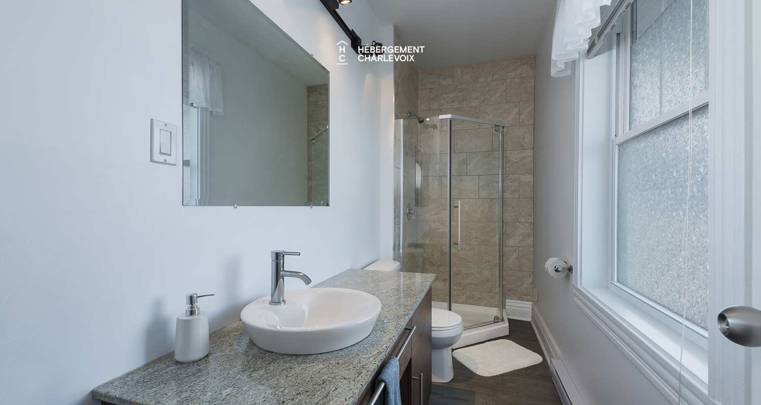 VEN-97 - Bienvenue au presbytère de St-Aimé des Lacs en Charlevoix, à 10 minutes du renommé restaurant le BOOTLEGGER.