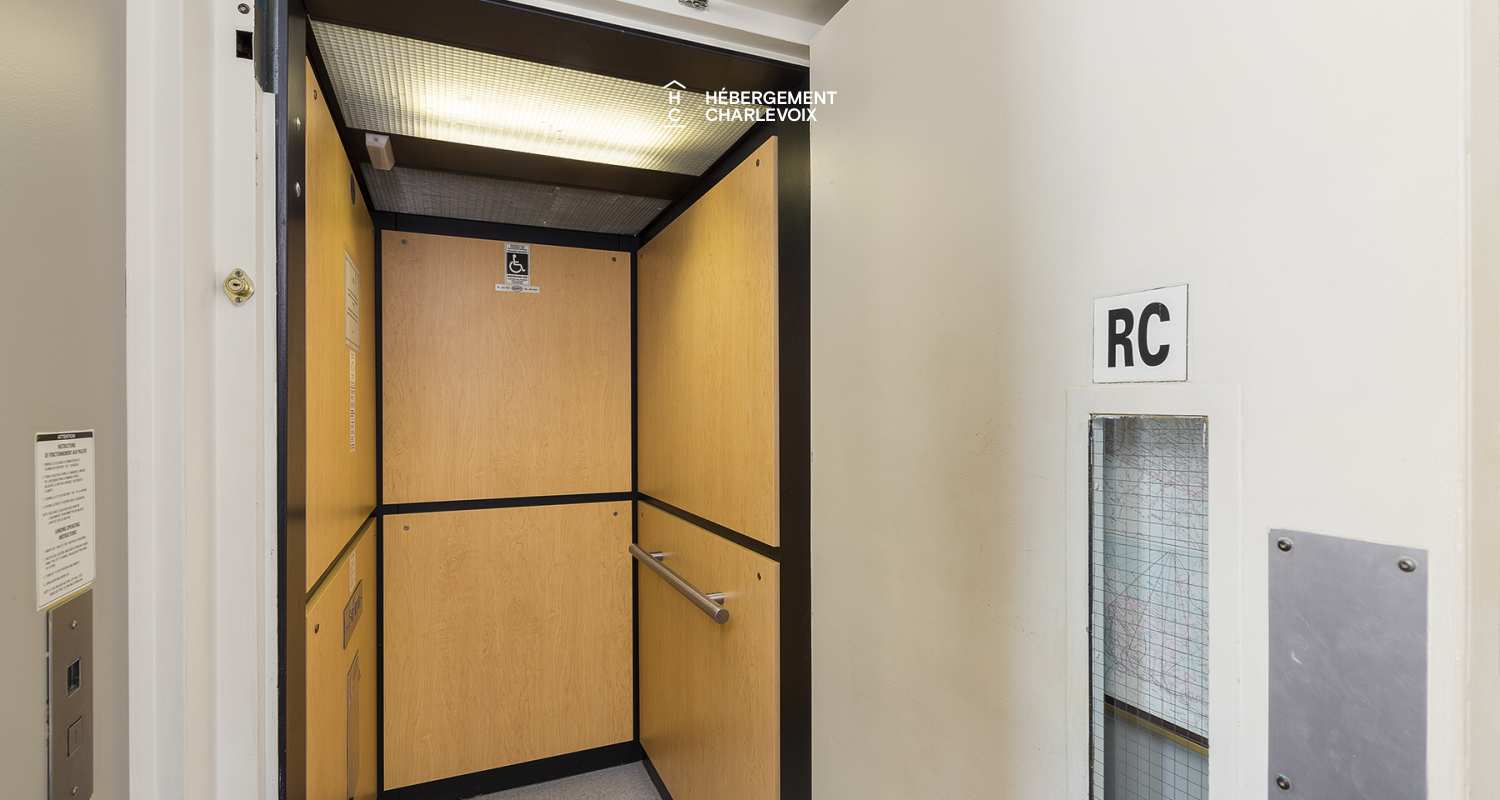 VEN-97 - Bienvenue au presbytère de St-Aimé des Lacs en Charlevoix, à 10 minutes du renommé restaurant le BOOTLEGGER.