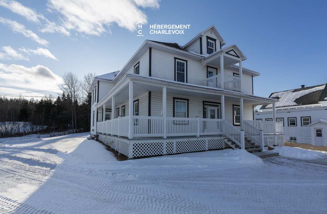 VEN-97 - Bienvenue au presbytère de St-Aimé des Lacs en Charlevoix, à 10 minutes du renommé restaurant le BOOTLEGGER.
