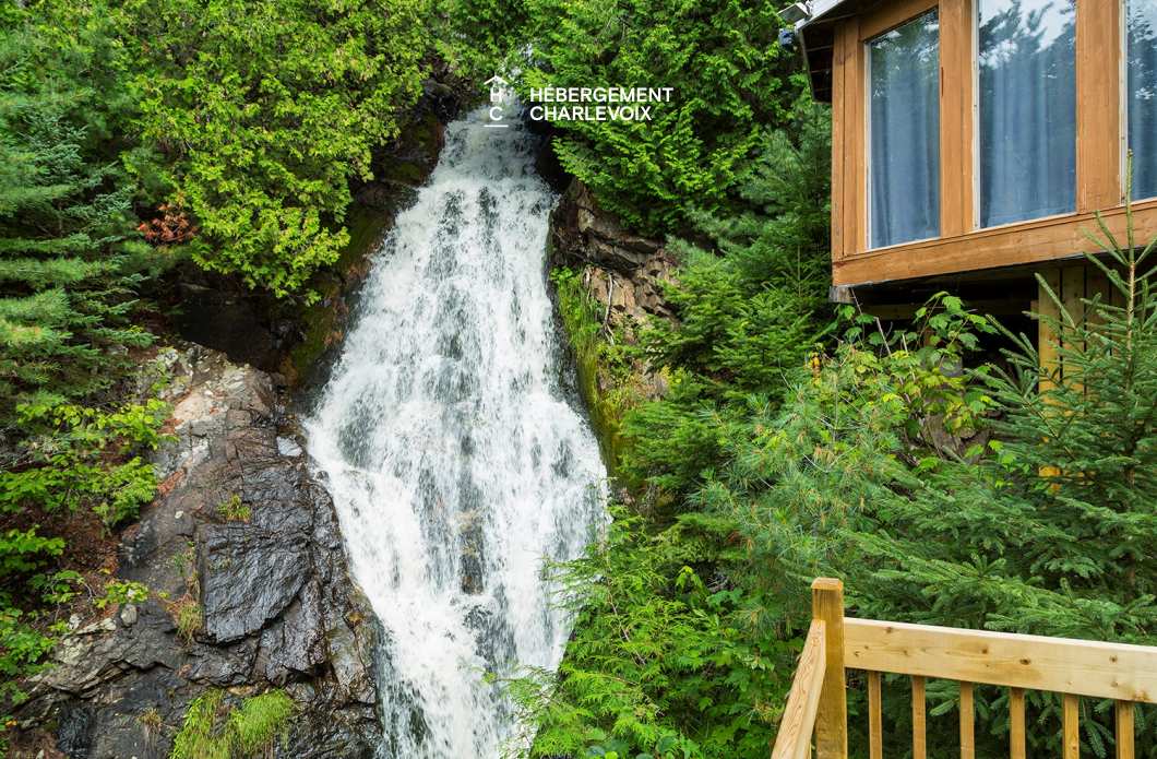 CHU-35 - Un spa accompagné d'une petite cascade d'eau