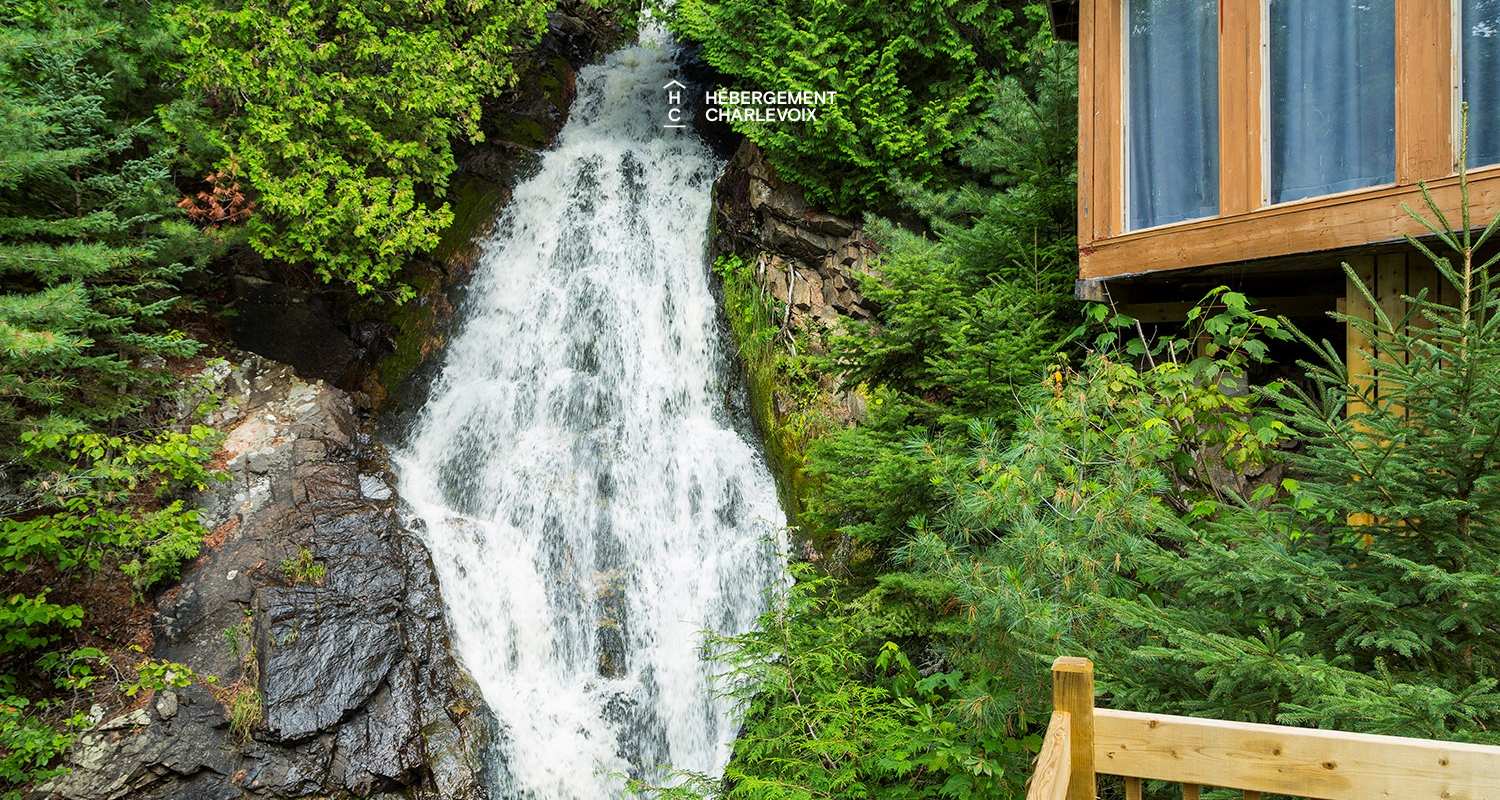 CHU-35 - Un spa accompagné d'une petite cascade d'eau
