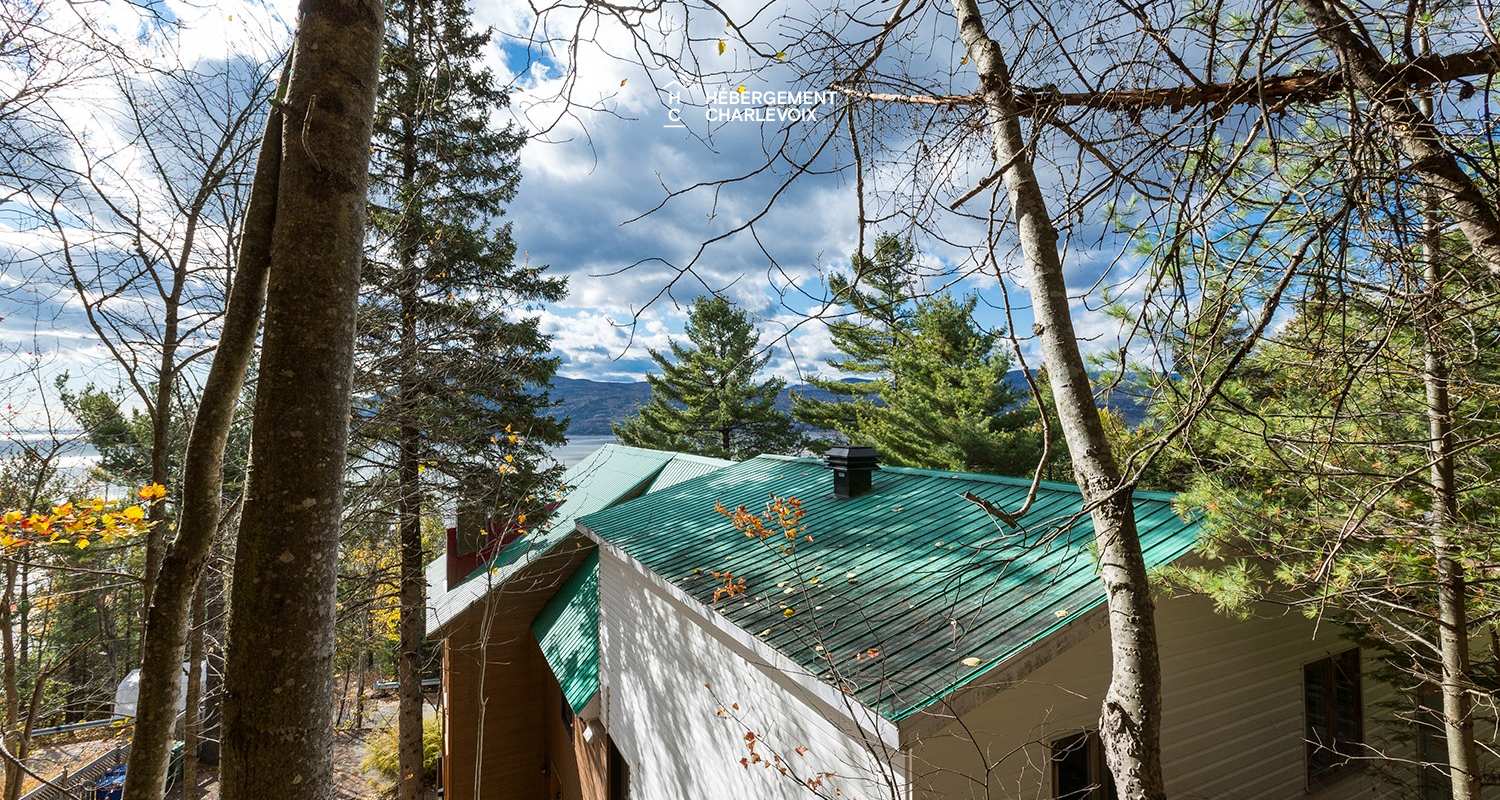 CHU-35 - Un spa accompagné d'une petite cascade d'eau