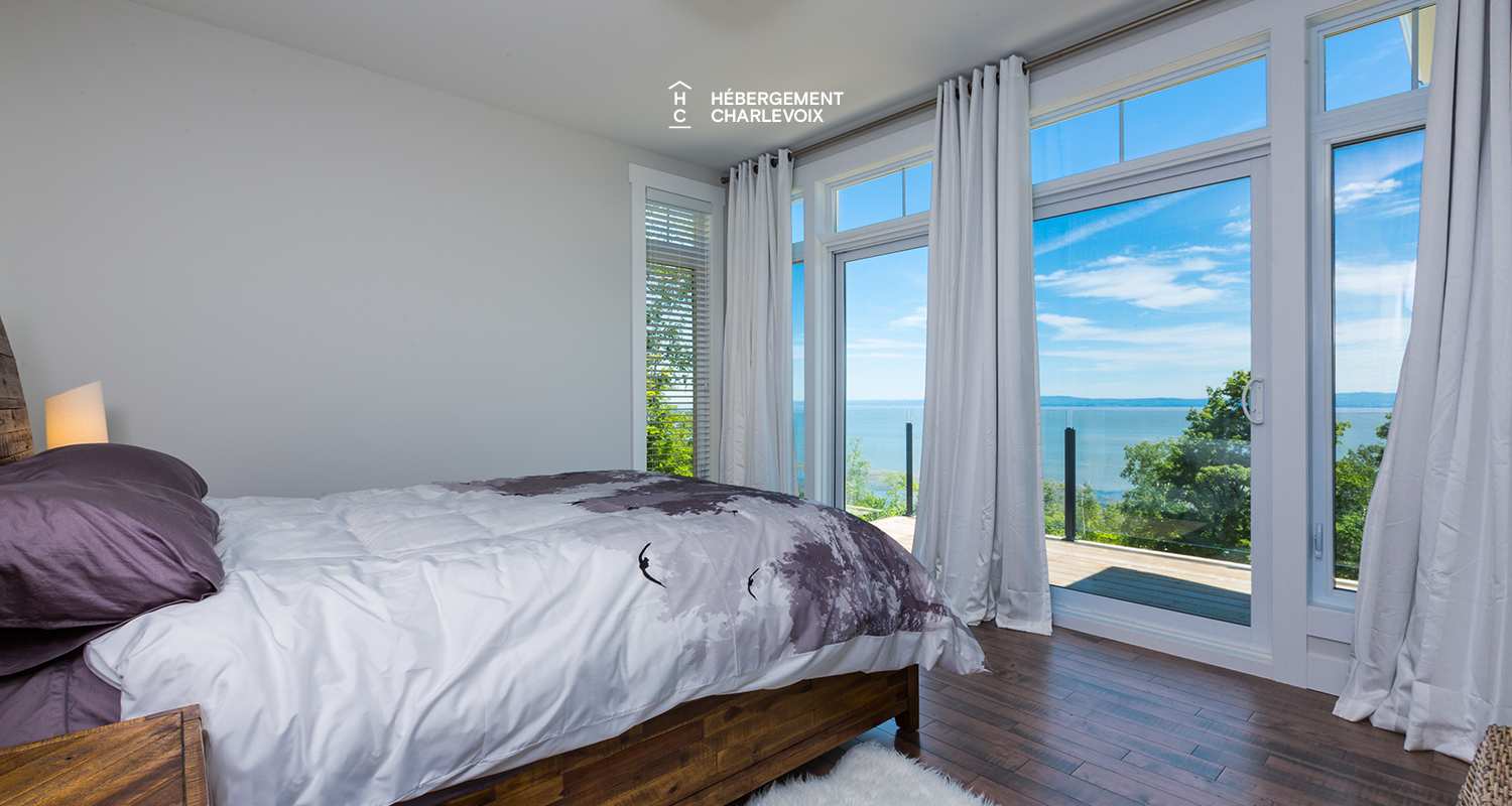 AQU-1 - Vue exceptionnelle à 180 degrés sur le fleuve St-Laurent, de l’Isle aux Coudres au Massif de Charlevoix