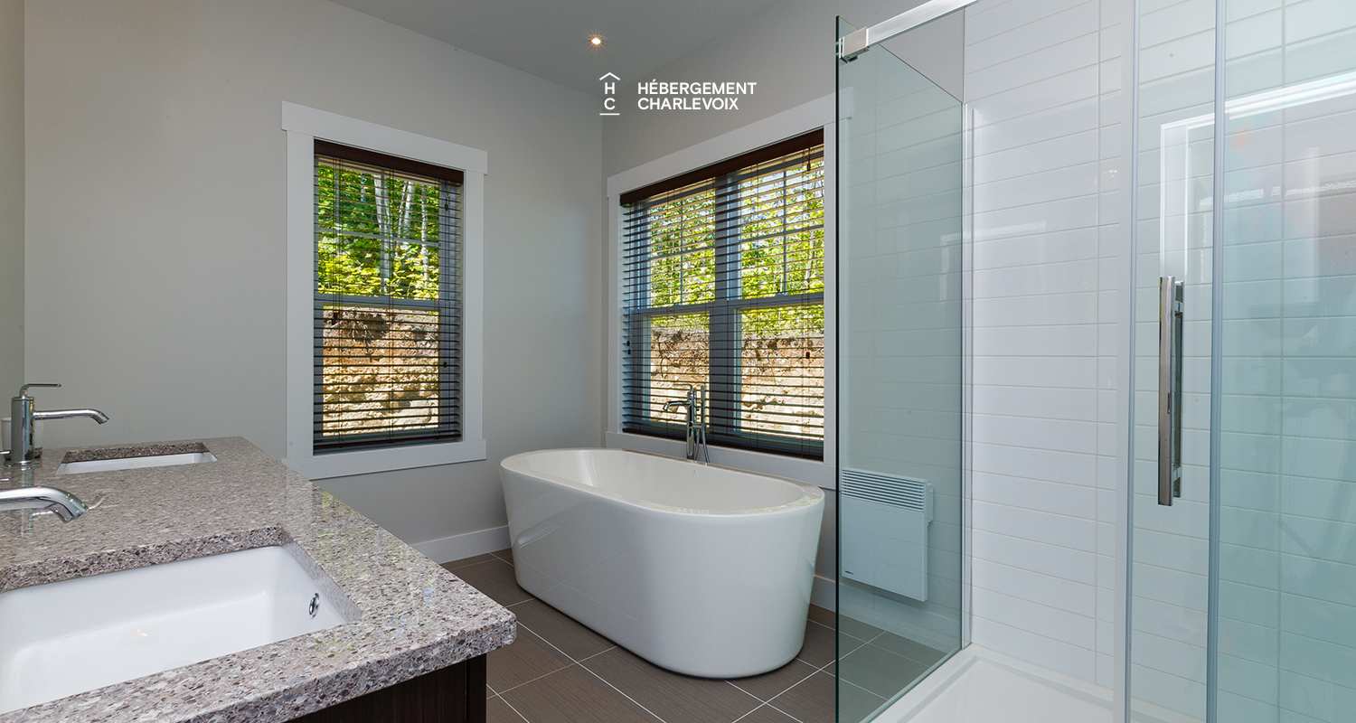 AQU-1 - Vue exceptionnelle à 180 degrés sur le fleuve St-Laurent, de l’Isle aux Coudres au Massif de Charlevoix