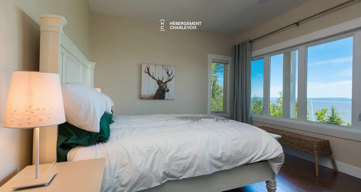 AQU-1 - Vue exceptionnelle à 180 degrés sur le fleuve St-Laurent, de l’Isle aux Coudres au Massif de Charlevoix