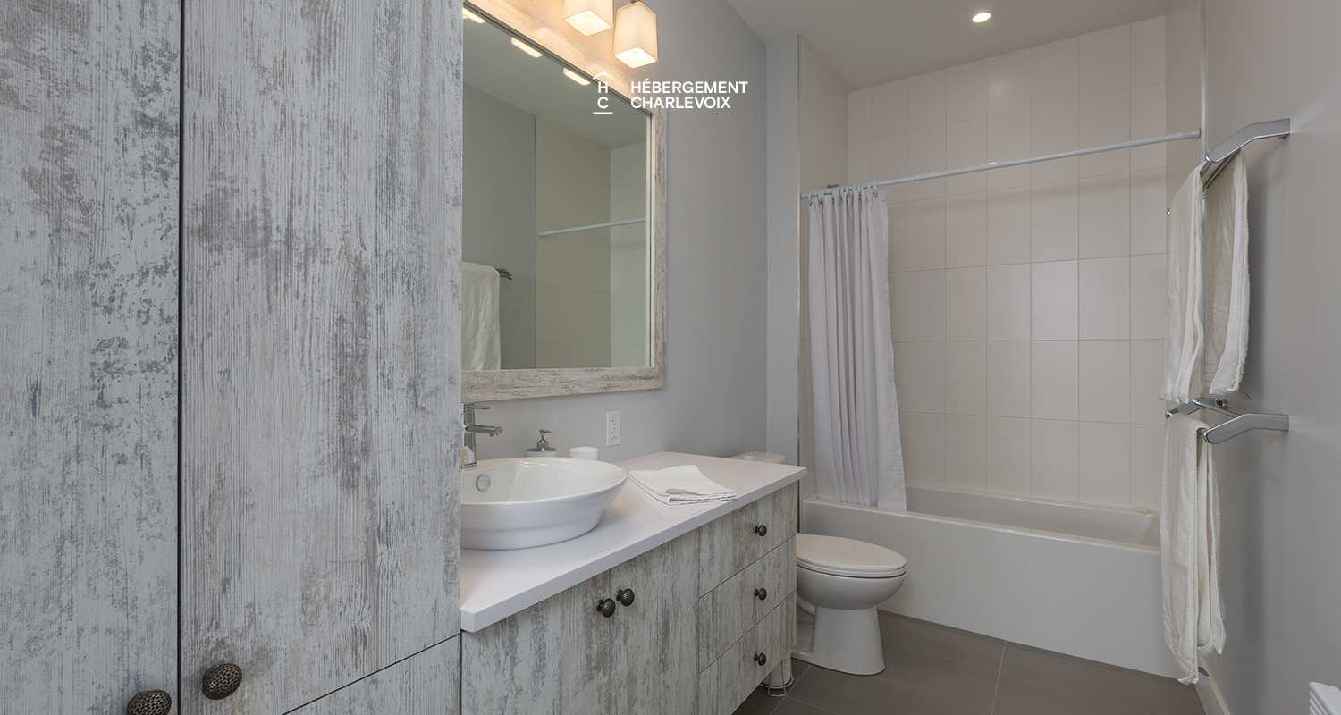 AQU-1 - Vue exceptionnelle à 180 degrés sur le fleuve St-Laurent, de l’Isle aux Coudres au Massif de Charlevoix