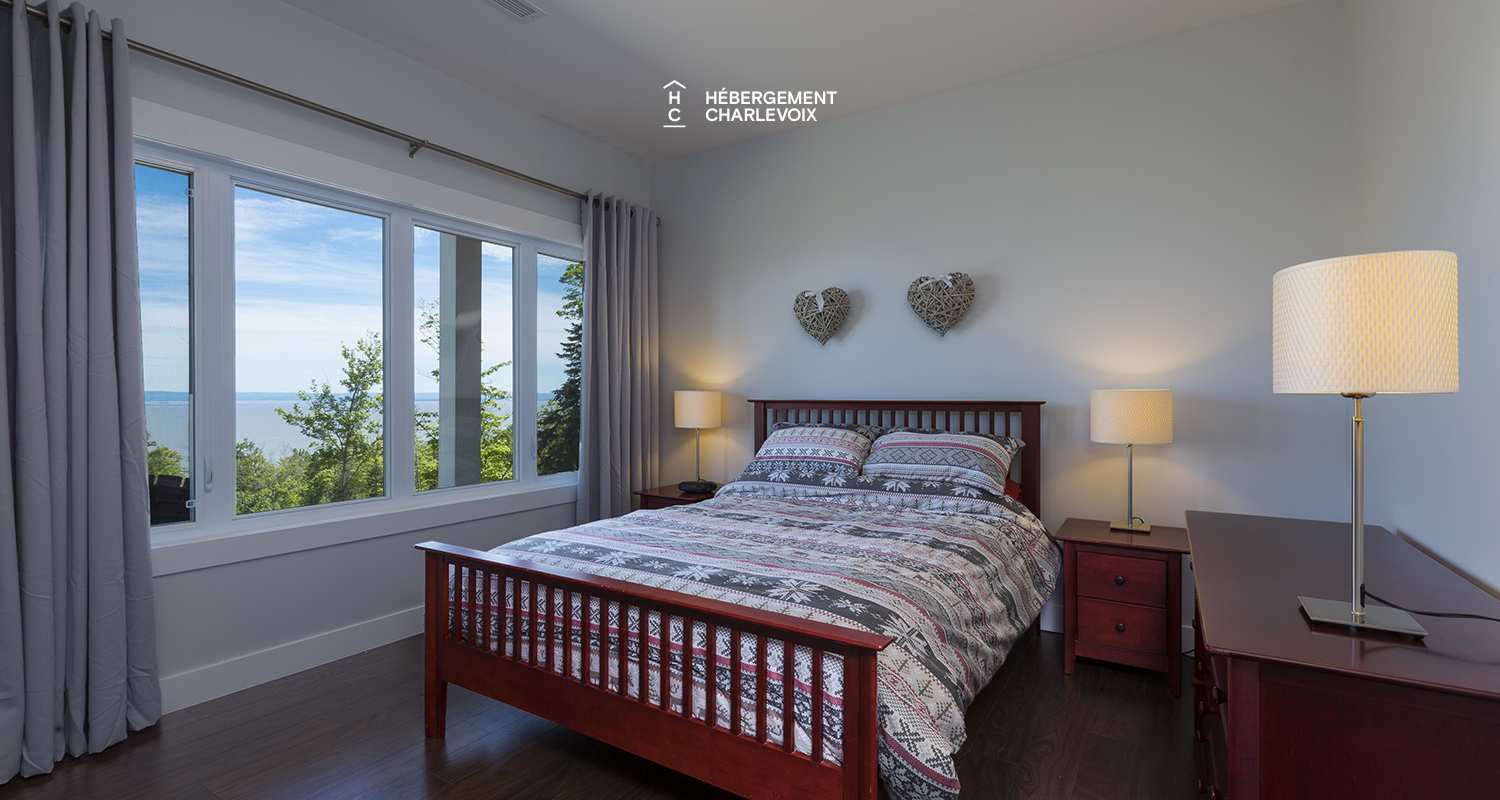 AQU-1 - Vue exceptionnelle à 180 degrés sur le fleuve St-Laurent, de l’Isle aux Coudres au Massif de Charlevoix