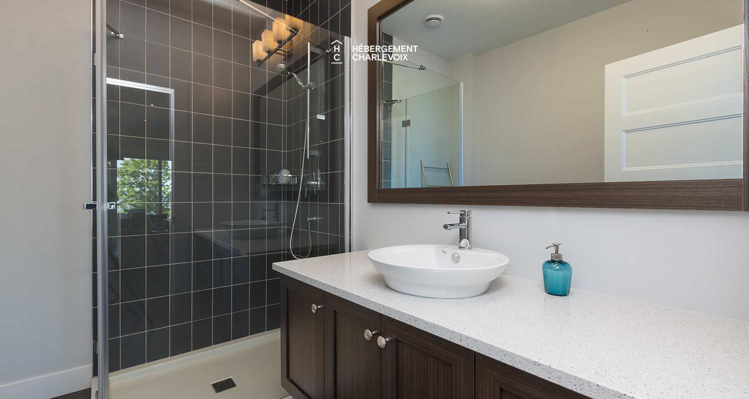 AQU-1 - Vue exceptionnelle à 180 degrés sur le fleuve St-Laurent, de l’Isle aux Coudres au Massif de Charlevoix