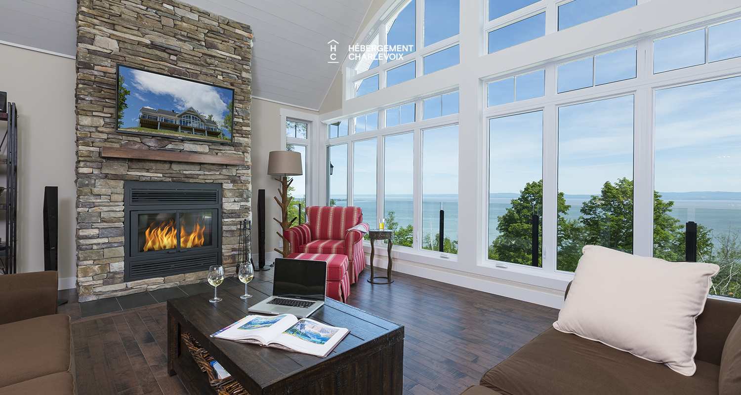 AQU-1 - Vue exceptionnelle à 180 degrés sur le fleuve St-Laurent, de l’Isle aux Coudres au Massif de Charlevoix