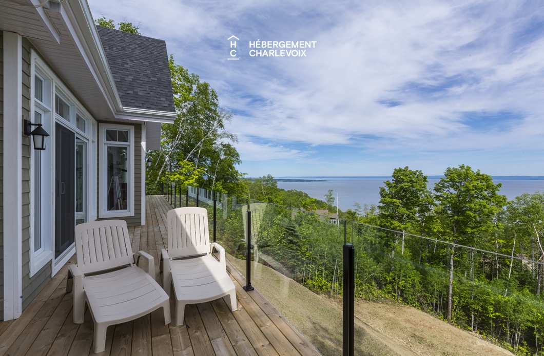 AQU-1 - Vue exceptionnelle à 180 degrés sur le fleuve St-Laurent, de l’Isle aux Coudres au Massif de Charlevoix