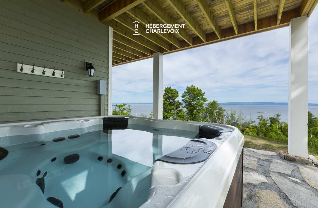 AQU-1 - Vue exceptionnelle à 180 degrés sur le fleuve St-Laurent, de l’Isle aux Coudres au Massif de Charlevoix