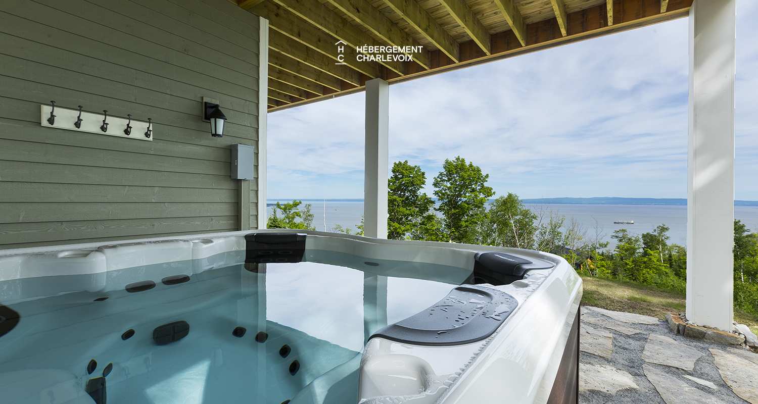 AQU-1 - Vue exceptionnelle à 180 degrés sur le fleuve St-Laurent, de l’Isle aux Coudres au Massif de Charlevoix